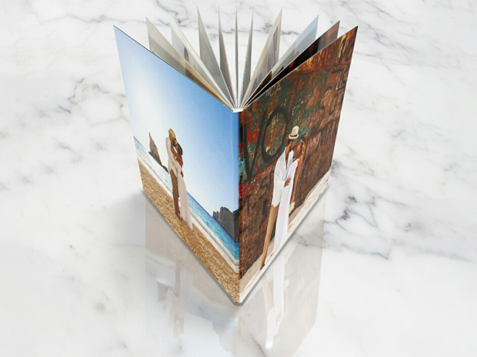Fotobook estilo Magazine Mi Album con portada fotográfica laminada y encuadernado layflat, ideal para  recuerdos familiares impresos en alta calidad.