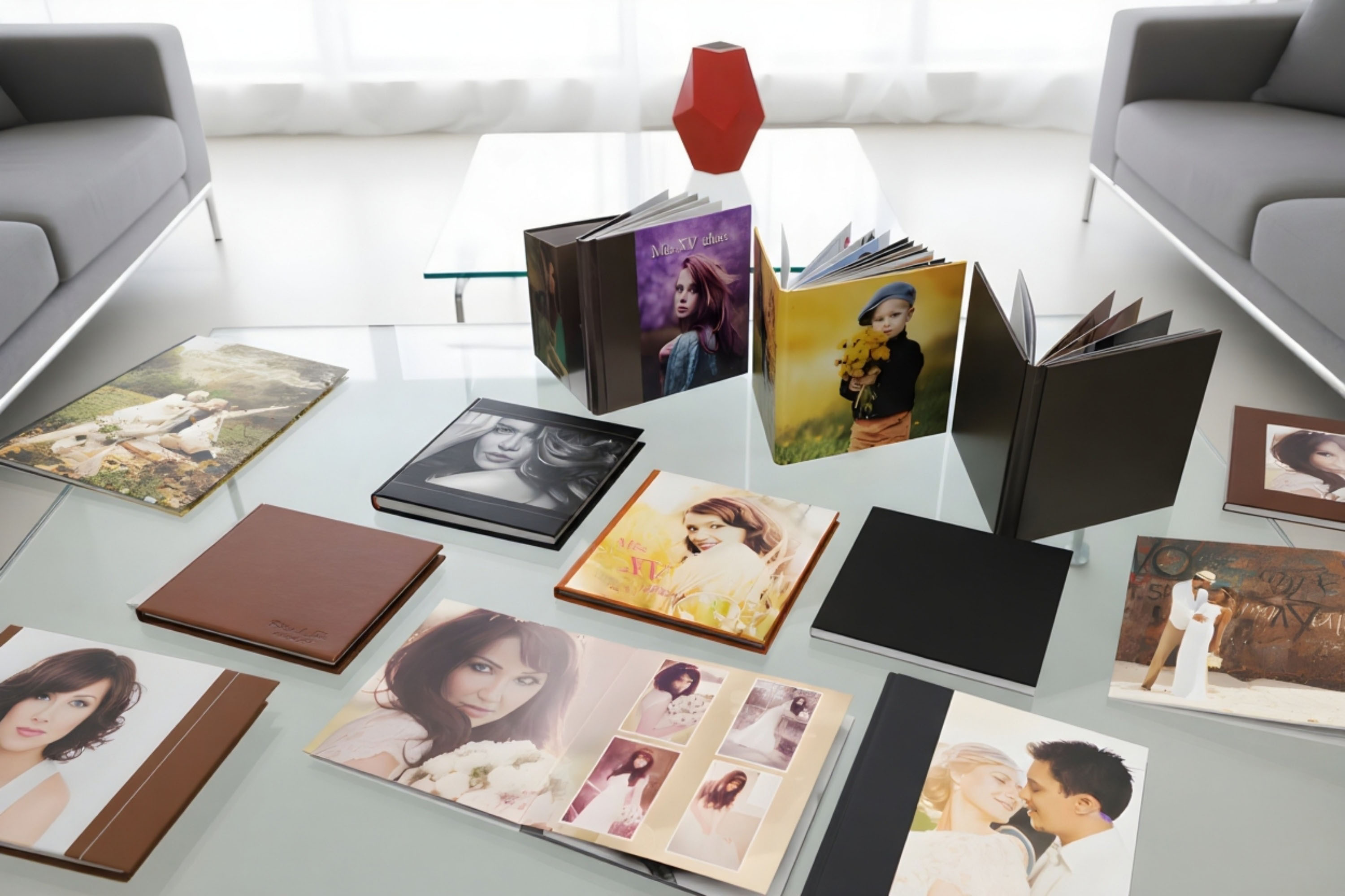 Álbumes Layflat profesionales Mi Album abiertos sobre mesa de cristal, mostrando doble página continua y empastados de lujo.